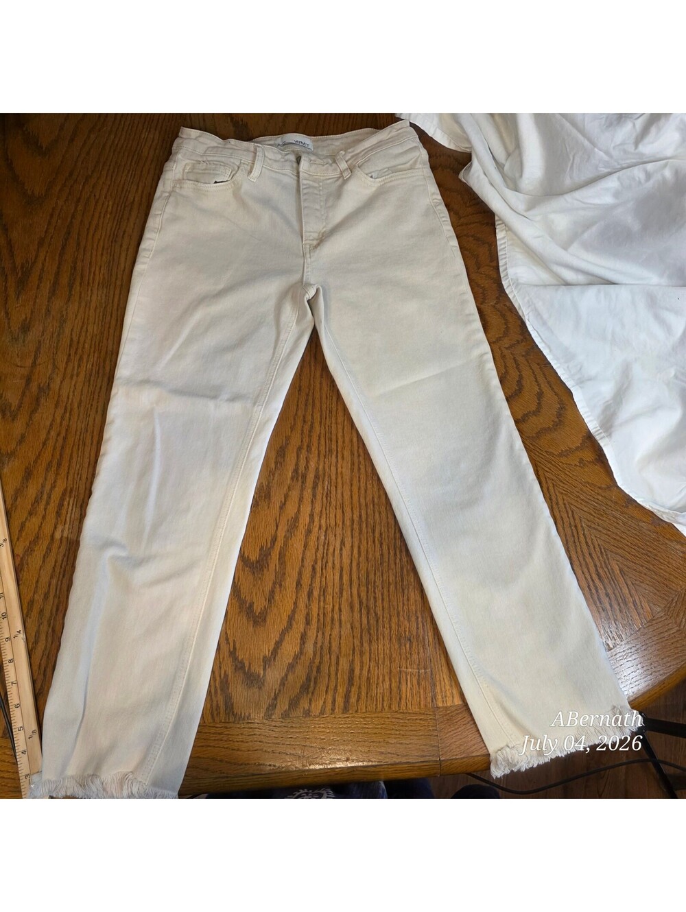 Stylish Vervet Cream Frayed Hem Skinny Jeans with Classic Five-Pocket Design